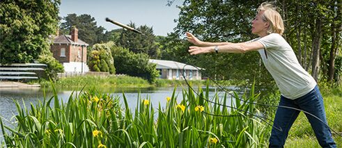 Christina Kubisch mit dem Hydrophon für die Aufnahmen aus der Liffey