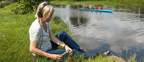 Christina Kubisch nimmt in den Irish National War Memorial Gardens Geräusche der Liffey auf