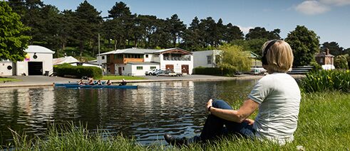 Christina Kubisch nimmt in den Irish National War Memorial Gardens Geräusche der Liffey auf