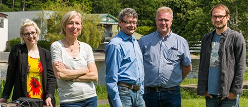 In den Irish National War Memorial Gardens. Von Links: Olivia Laumenech (DCC), Klangkünstlerin Christina Kubisch, Kurator Ruairí Ó Cuív (DCC), Gerry Donoghue (OPW) und Soundtechniker Eckehard Güther