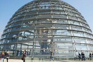 多くの観光客で賑わうドイツ連邦議会議事堂の屋上ドーム