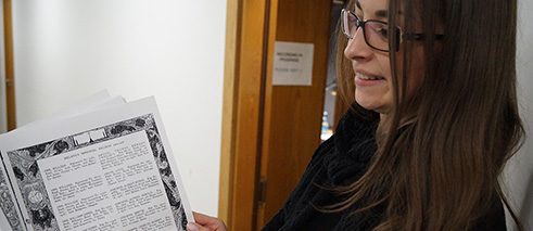 Die deutsche Praktikantin Ingrid Mrhalik las bei den Aufnahmen im Dublin City Council, April 2016