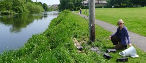 Christina Kubisch in den Irish National War Memorial Gardens mit den vier Lautsprechern für die Klangkunstinstallation