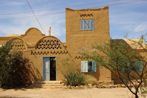 متحف الكاريكاتير في قرية تونس مبني على طريقة بيوت الريف الطينية وهو المتحف الوحيد للكاريكاتير في أفريقيا. 