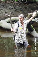 Christophe Boesch conduciendo el trabajo de campo en el Parque Nacional de Loango de Gabón.