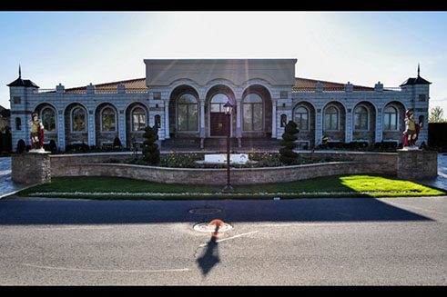 „Kollagen-Ästhetik“ im Vorort Brossard, nahe des Einkaufviertels DIX30. 