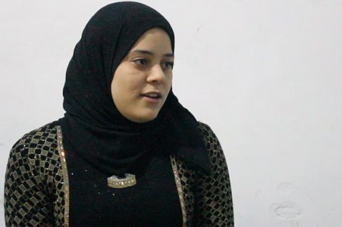 Salma Khalid, eine Schülerin, die das Angebot der „al-Muassis“-Initiative wahrnimmt, ist der Ansicht, dass sie von Refaats Arabischunterricht mehr profitiere als von der Schule. Während sie in der Schule nur Informationen diktiert bekomme, lege Refaat viel Wert auf den Prozess des Erwerbs von Wissens.