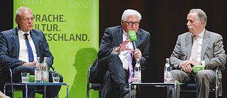 Johannes Ebert, Frank-Walter Steinmeier y Klaus-Dieter Lehmann en la discusión panel en el Instituto Goethe