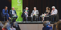 Auf dem Panel (von links): Albert Ostermaier, Johannes Ebert, Frank-Walter Steinmeier, Klaus-Dieter Lehmann, Regine Keller und Tilman Spengler