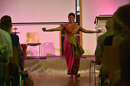Jubiläumsfeier des Goethe-Instituts Dresden: Ashwini Mahajan aus Indien tanzt einen traditionellen indischen Lichttanz