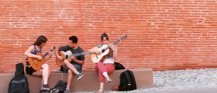 Des musiciens au bord du fleuve à Toulouse