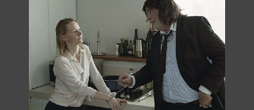 Szene aus dem Film „Toni Erdmann “ (Ausschnitt): Rechts Peter Simonischek als Toni Erdmann und links Sandra Hüller als seine Tochter Ines.