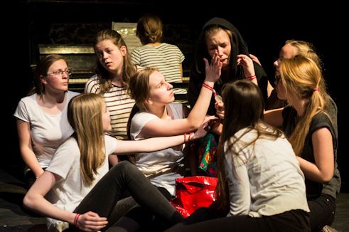 Gruppe aus Dolny Kubin beim Theaterspielen