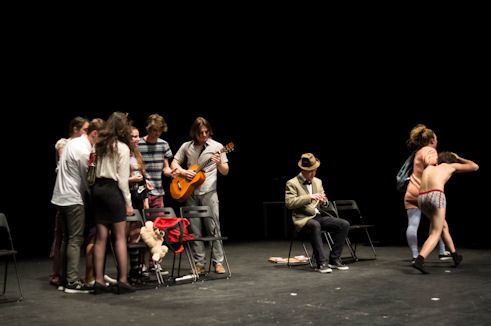 Gruppe aus Györ beim Theaterspielen