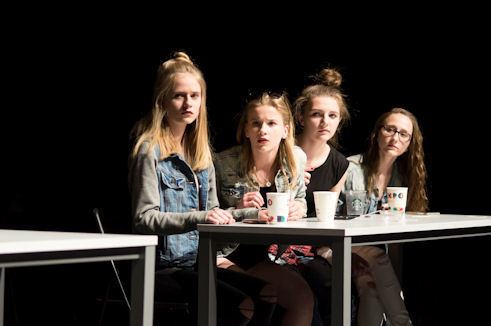 Gruppe aus Ropica Polska beim Theaterspielen