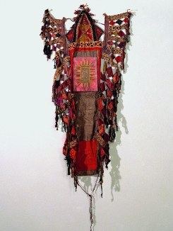 Michael Buthe | Ohne Titel 1979 | Persische Pferdedeckte bemalt mit kleinem Wachsbild | Foto: Friedrich Rosenstiel 