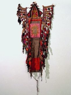 Michael Buthe | Ohne Titel 1979 | Persische Pferdedeckte bemalt mit kleinem Wachsbild | Foto: Friedrich Rosenstiel 