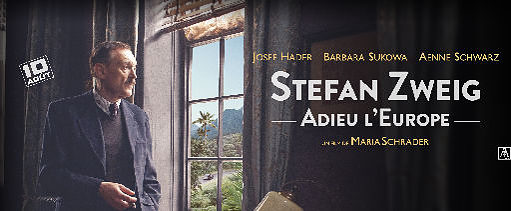 Stefan Zweig debout devant une fenêtre, vue sur un paysage brésilien