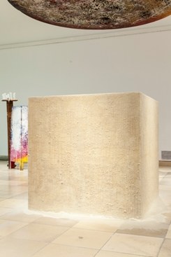 Michael Buthe | Taufkapelle mit Papa und Mama | 1984 | Installationsansicht Haus der Kunst | Foto: Maximilian Geuter 