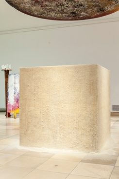 Michael Buthe | Taufkapelle mit Papa und Mama | 1984 | Installationsansicht Haus der Kunst | Foto: Maximilian Geuter 