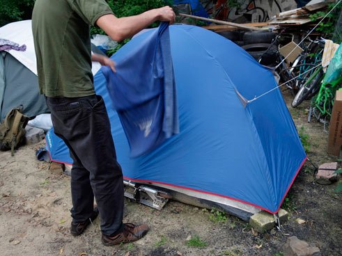Roberto lebt bei Wind und Wetter im Zelt | © Andrea Marshall