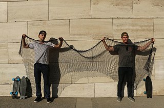 Ben Kneppers (links) und Kevin Ahearn zeigen, wieviel Netz sie für ein Skateboard brauchen. 