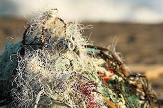 Ausrangierte Fischernetze an der chilenischen Küste. 