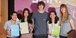 Die IDO-Gewinnerinnen (A2) Pannika Soontornwata, Alya Afifah Baktiar und Ngoc My Nguyen mit den Mitgliedern der Band Tonbandgerät, Sophia Poppensieker und Ole Specht