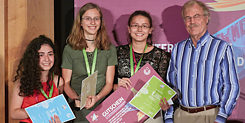 Die IDO-Gewinnerinnen Anna Avagjan, Sofija Popovska und Mariia Melnik (B1) mit Prof. Dr. Ulrich Ammon 