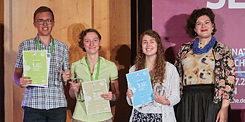 Die IDO-Gewinner Antonio Andric, Sarah Ourednickova und Tara Beatrice Kilcoyne (B2) mit der Lyrikerin Nora Gomringer