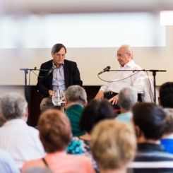 Der Professor im Gespräch mit dem Institutsleiter des Prager Goethe-Instituts