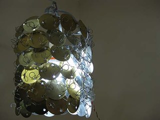 A LOCUS N° 1 - Luminárias artesanais de placas recicladas de metal.