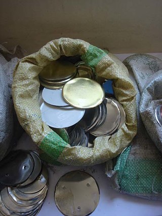 O 'material de construção' dos lampiões: folhas de metal reciclado de latas de bebidas