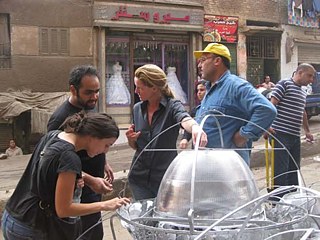 Jana Revedin montando lampiões com suas alunas.