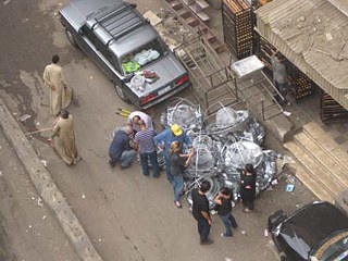 Silêncio no lixão normalmente agitado: montagem de lampiões