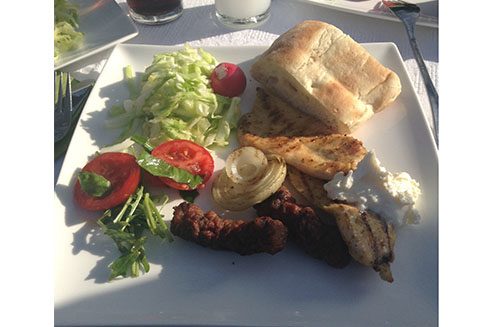 Cevapi, Sauerkraut und Kaymak bei der Grillparty.