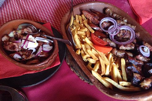Serbische Fleischgerichte im Restaurant am Fluss Tamis: Cevapi (links) und Rebarca (rechts)