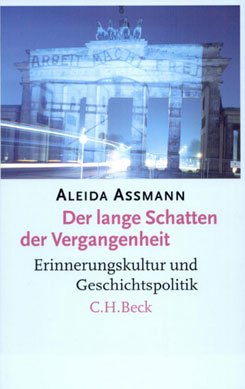 Cover des Buches „Der lange Schatten der Vergangenheit: Erinnerungskultur und Geschichtspolitik“; © C. H. Beck