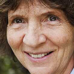 Aleida Assmann; Foto (Ausschnitt): Jussi Puikkonen/KNAWKNAW Koninklijke Nederlandse Akademie van Wetenschappen; CC BY 2.0, via Wikimedia Commons
