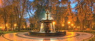 Springbrunnen im Marijinskyj Park in der Sommernacht