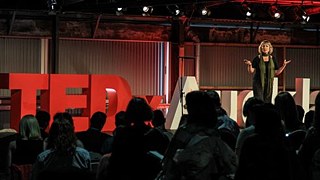 Minnie Baragwanath präsentiert ihre Vision bei TEDx.