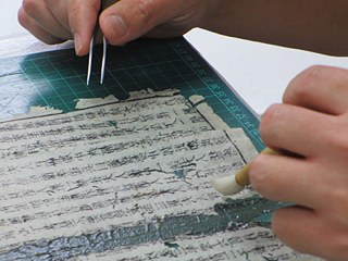 In der Restaurierungswerkstatt der Sun Yat-Sen University: Restaurierung von chinesischem Papier im Ansetzverfahren
