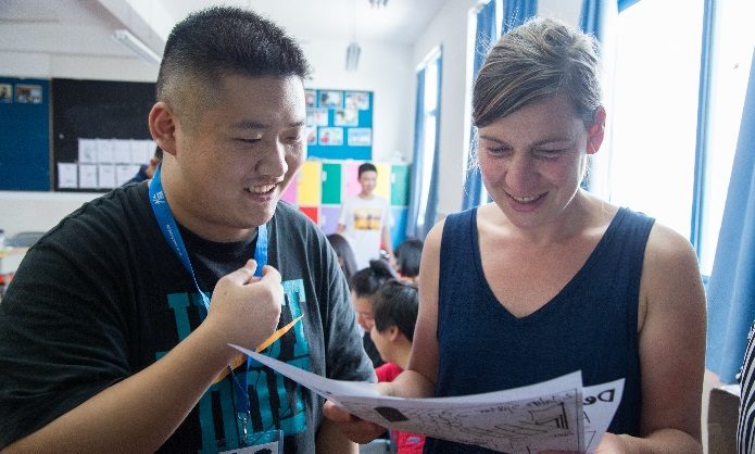 Workshop Teilnehmer aus Suzhou Tao Sijie lässt seinen Comic bestaunen 