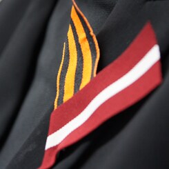 Das Sankt-Georgs-Band und die lettische Fahne – Symbole zweier konkurrierender Erinnerungspraxen in Lettland.