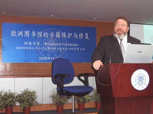 Im Auditorium der Sun Yat-Sen University: Der erste Vortrag lotet vorsichtig die Gemeinsamkeiten und Unterschiede der beiden Kulturen aus  
