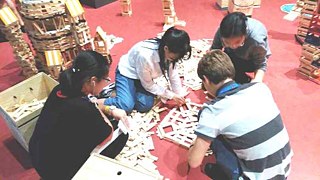 学生们在小组任务中接受动手能力的挑战。