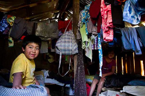 Los pehuenches. Al interior de la ruca, que sirve como dormitorio, Wenuche se despierta. Su hermana, Wanglén, lo espera. 