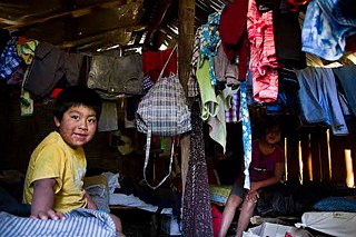Los pehuenches. Al interior de la ruca, que sirve como dormitorio, Wenuche se despierta. Su hermana, Wanglén, lo espera. 