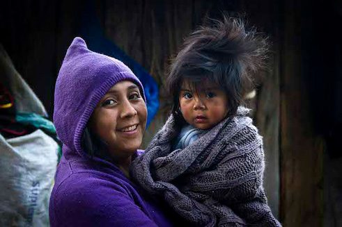 Die Pehuenche. Juana hält ihre kleine Tochter Maulén im Arm. Sie ist frisch gebadet und gefüttert. 