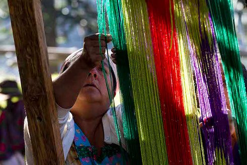 Los pehuenches. Carmen supervisa un tejido en telar pehuenche, tarea tan individual como colectiva, pero exclusivamente femenina. 